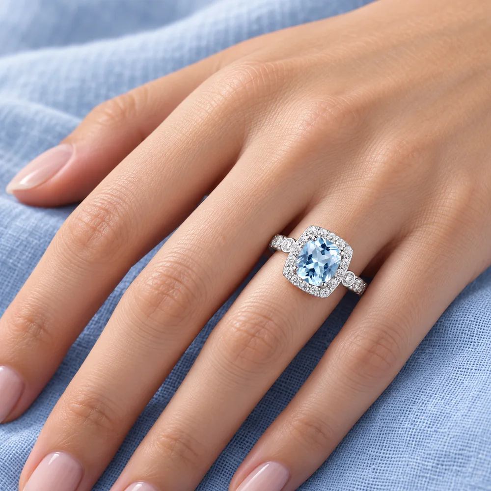 Lichtblauwe aquamarijn ring gedragen aan een hand