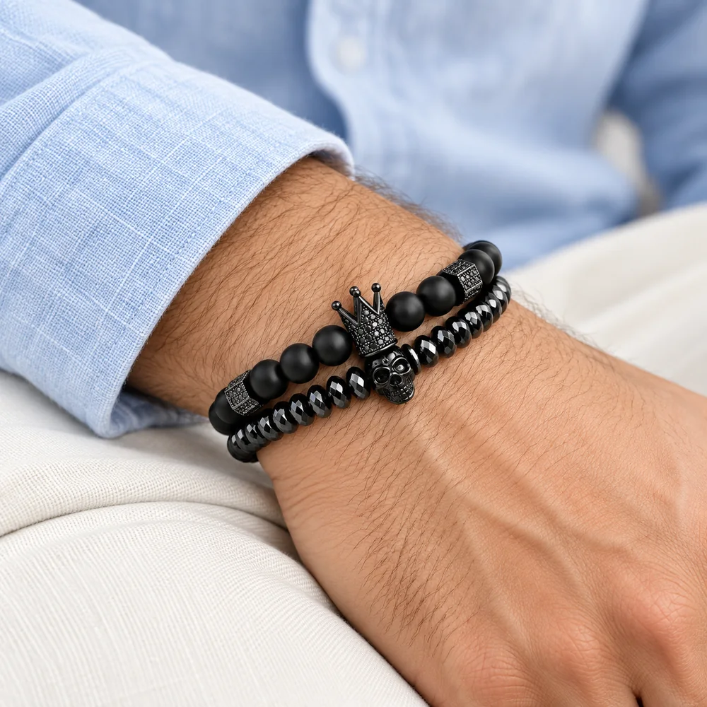 Zwarte dubbele kralenarmband gedragen om een mannenpols