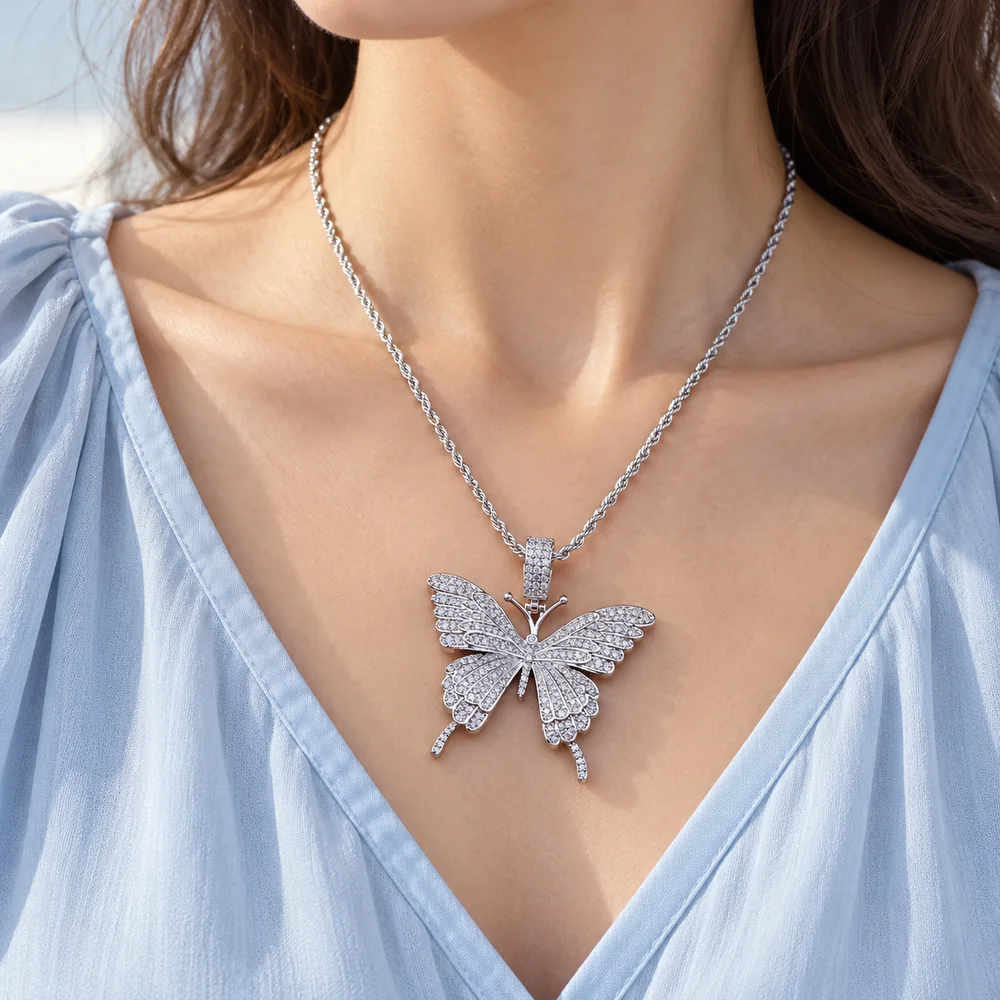 Zilveren vlinderhanger gedragen aan een ketting